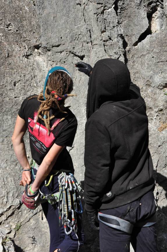 O Edgard instrui a Mili sobre como chegar ao alto da nossa segunda escalada em Potrero Chico, no nordeste do México